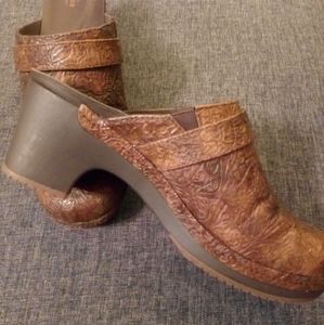 Crocs brown embossed design clog sz8